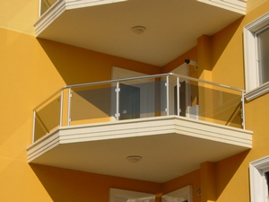 Balustrade din aluminiu eloxat montate pe terasa